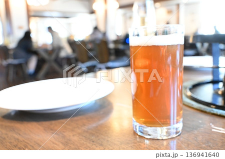 至福の一杯：光り輝く琥珀色のクラフトビールとレストランの風景 136941640