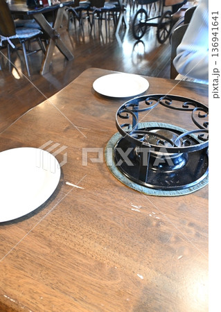 レストランのテーブルに置かれたフォンデュスタンド 136941641