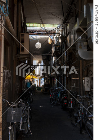 都会の雑踏・ガード下の居酒屋の通路 136941843