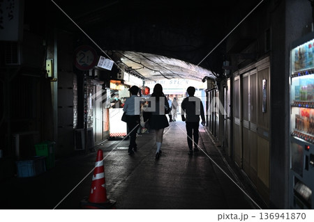 昭和レトロな有楽町のガード下 大衆酒場の風景 昭和レトロな有楽町のガード下 大衆酒場の風景 136941870