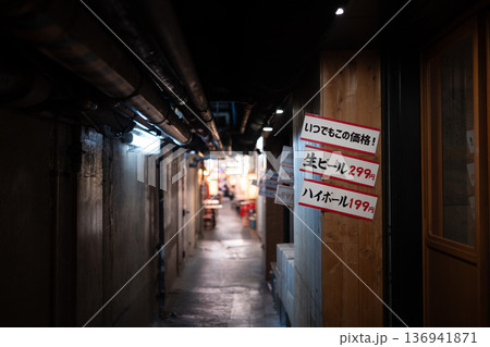 昭和レトロな有楽町のガード下　大衆酒場の風景 136941871