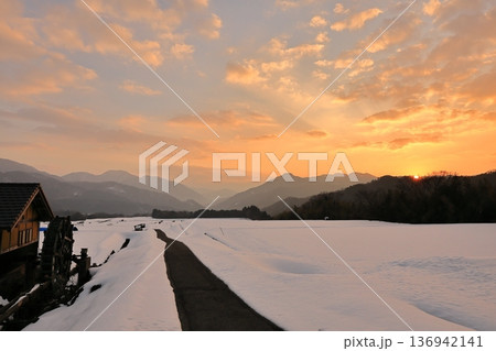 貝田の棚田の雪景色　3 136942141