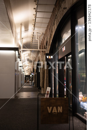 山手線の高架下空間　日比谷・OKUROJI 136942178