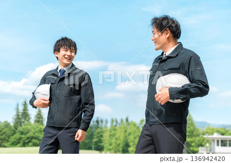 作業現場を歩く作業着姿の男性作業員（建築業,運送業,土木業,ゼネコン） 136942420