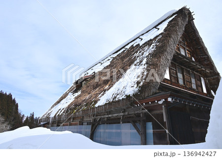 雪に覆われた相倉合掌造り集落の家屋 雪に覆われた相倉合掌造り集落の家屋 136942427