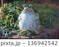 カエルの置物 136942542