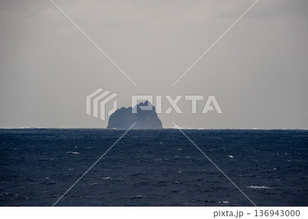 南海の孤島鳥島遠望 136943000