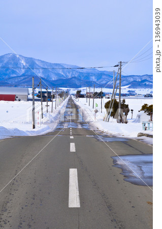 冬 直線道路 北海道 冬 直線道路 北海道 136943039