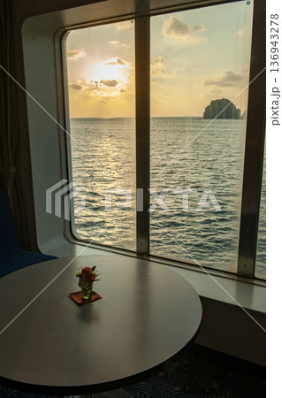 豪華客船のラウンジの窓から望む父島の夕焼け 136943278
