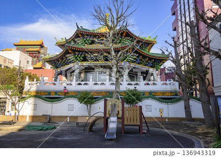 横浜市　中華街　横浜媽祖廟（よこはままそびょう）　山下町公園からの風景 136943319