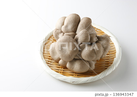 笊に盛った平茸　白背景 136943347