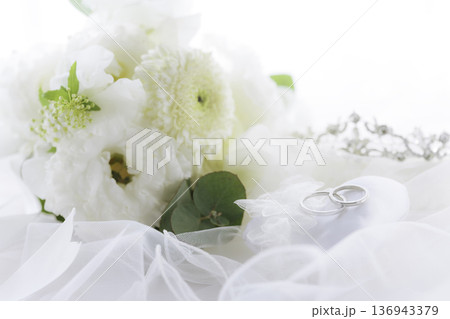 結婚指輪とブーケとティアラ 136943379
