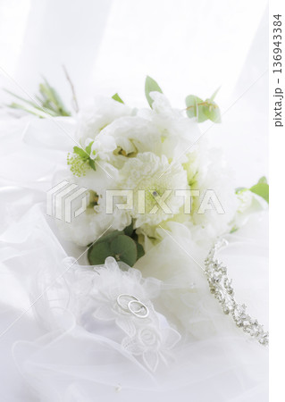 結婚指輪とブーケとティアラ　縦位置 136943384