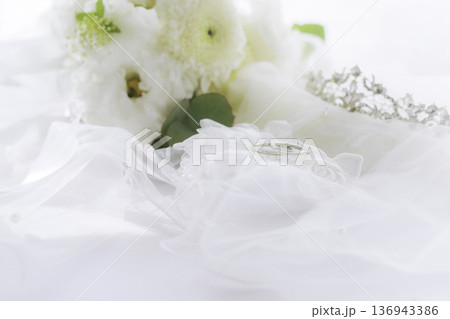 結婚指輪とブーケとティアラ 結婚指輪とブーケとティアラ 136943386