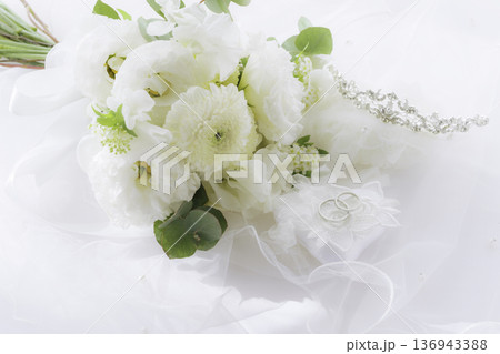 結婚指輪とブーケとティアラ 136943388