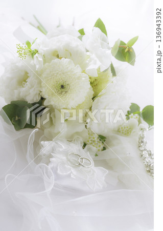 結婚指輪とブーケとティアラ　縦位置 136943392
