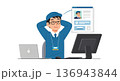 リラックスして仕事に取り組む男性 136943844