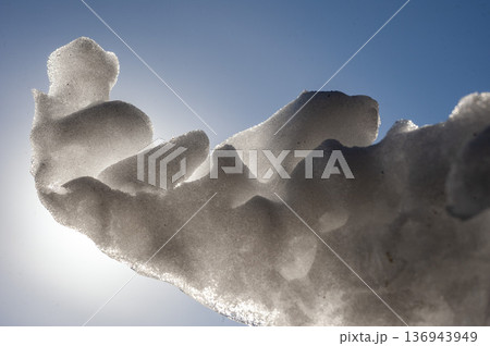 造形的な形に溶けた雪の塊 造形的な形に溶けた雪の塊 136943949