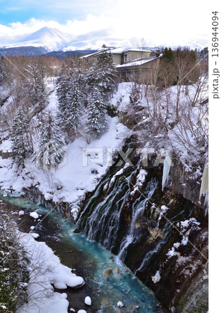 冬　美瑛川　十勝岳連峰　白ひげの滝 136944094