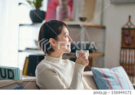 自宅で寛ぐ女性 136944171