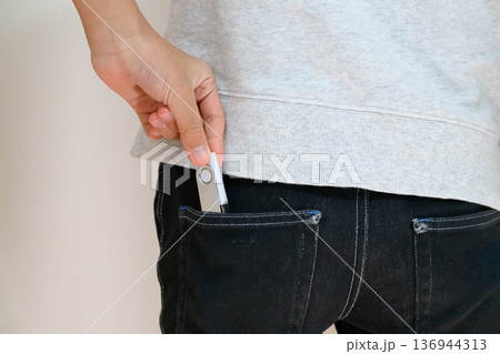 ポケットにハードウェアウォレットを入れる人 136944313