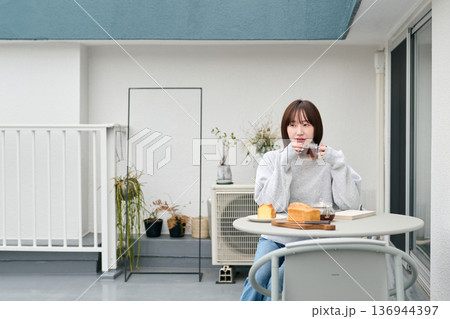 バルコニーでティータイム 136944397