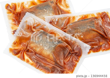 冷凍食品、真空パックのサバの味噌煮【白背景・切り抜き】 136944438