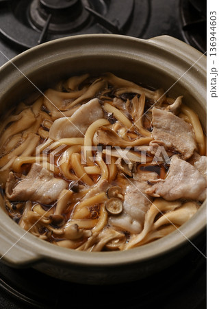 鍋焼きうどん　鍋焼うどん 136944603