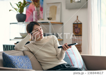 自宅でテレビを見る女性 自宅でテレビを見る女性 136944617