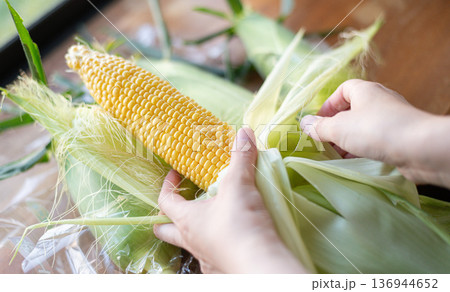 採れたての黄色の粒のトウモロコシ 136944652