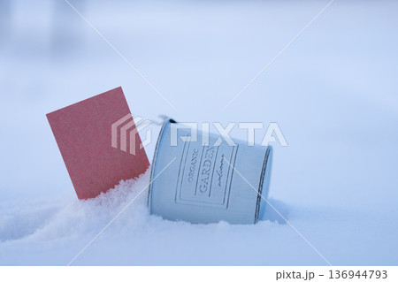 雪景色に赤色のカード 雪景色に赤色のカード 136944793