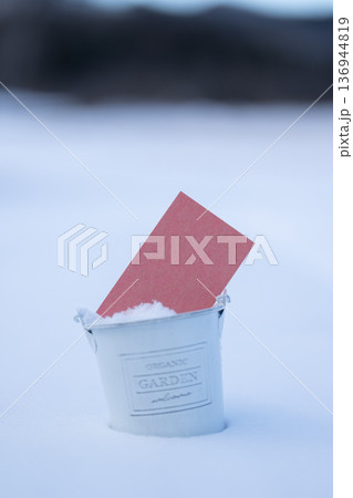 雪景色に赤色のカード 136944819
