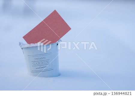 雪景色に赤色のカード 136944821