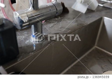 濡れた蛇口根元のキッチン水回り。 136945039