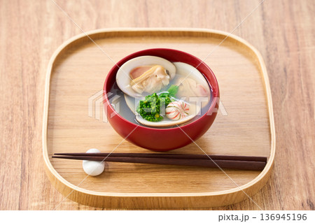 蛤のお吸い物 菜の花添え 春のすまし汁 136945196