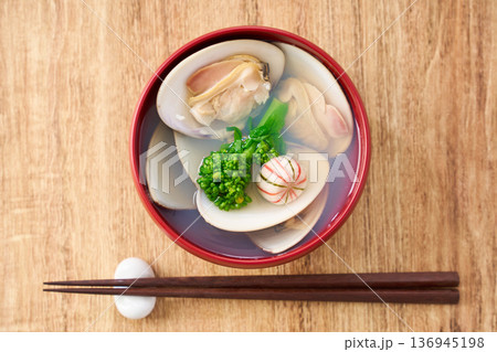 蛤のお吸い物 菜の花添え 春のすまし汁 136945198