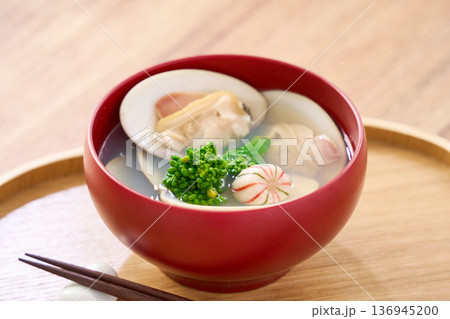 蛤のお吸い物 菜の花添え 春のすまし汁 136945200