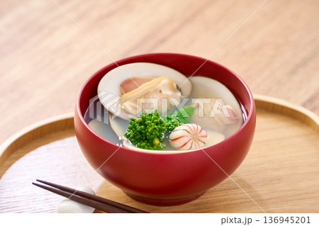 蛤のお吸い物 菜の花添え 春のすまし汁 136945201