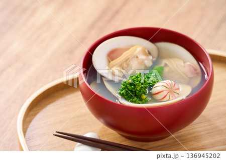 蛤のお吸い物 菜の花添え 春のすまし汁 136945202