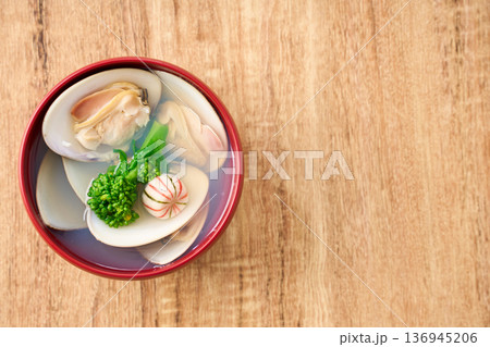 蛤のお吸い物 菜の花添え 春のすまし汁 136945206