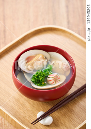 蛤のお吸い物 菜の花添え 春のすまし汁 136945208