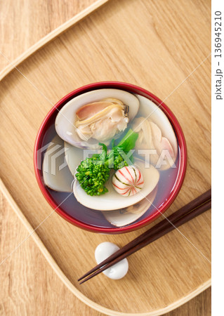 蛤のお吸い物 菜の花添え 春のすまし汁 136945210