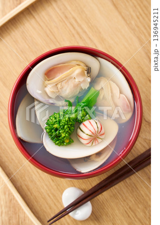 蛤のお吸い物 菜の花添え 春のすまし汁 蛤のお吸い物 菜の花添え 春のすまし汁 136945211