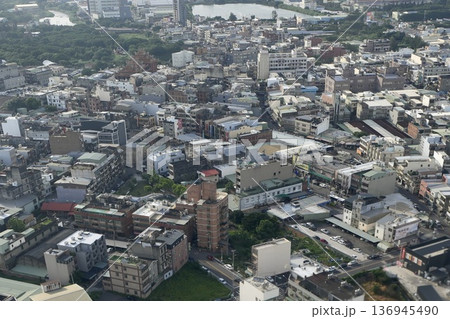 空から見た台湾の街並み（台湾・桃園市） 136945490