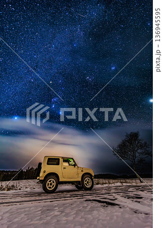 星空の下に佇む四輪駆動車と雪道の風景 136945595