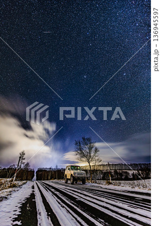 流れ星と車が織りなす冬の星空風景 流れ星と車が織りなす冬の星空風景 136945597