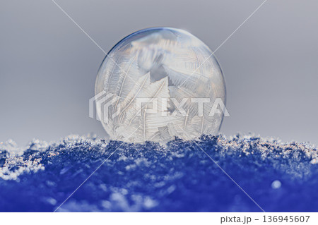 青い雪原に置かれた氷玉と氷結模様の美 136945607