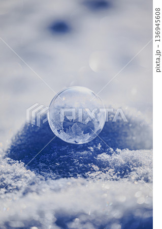 冬の自然が作る氷の結晶アート(マクロ) 冬の自然が作る氷の結晶アート(マクロ) 136945608