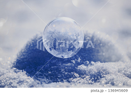 雪上に浮かぶ氷の球体と繊細なフロストパターン 136945609