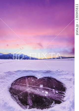 北海道・糠平湖の氷に刻まれたハート模様と冬の朝景 136945611